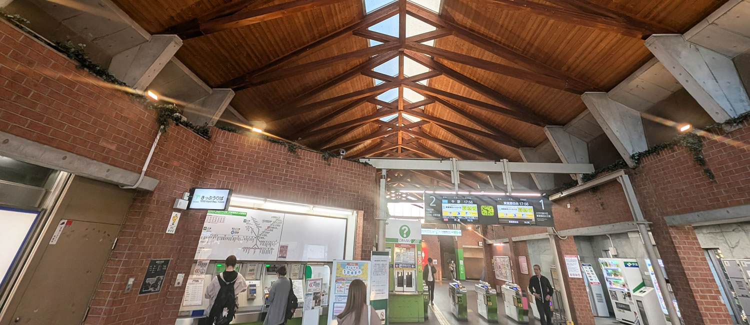 船橋日大前駅のウッディな内観