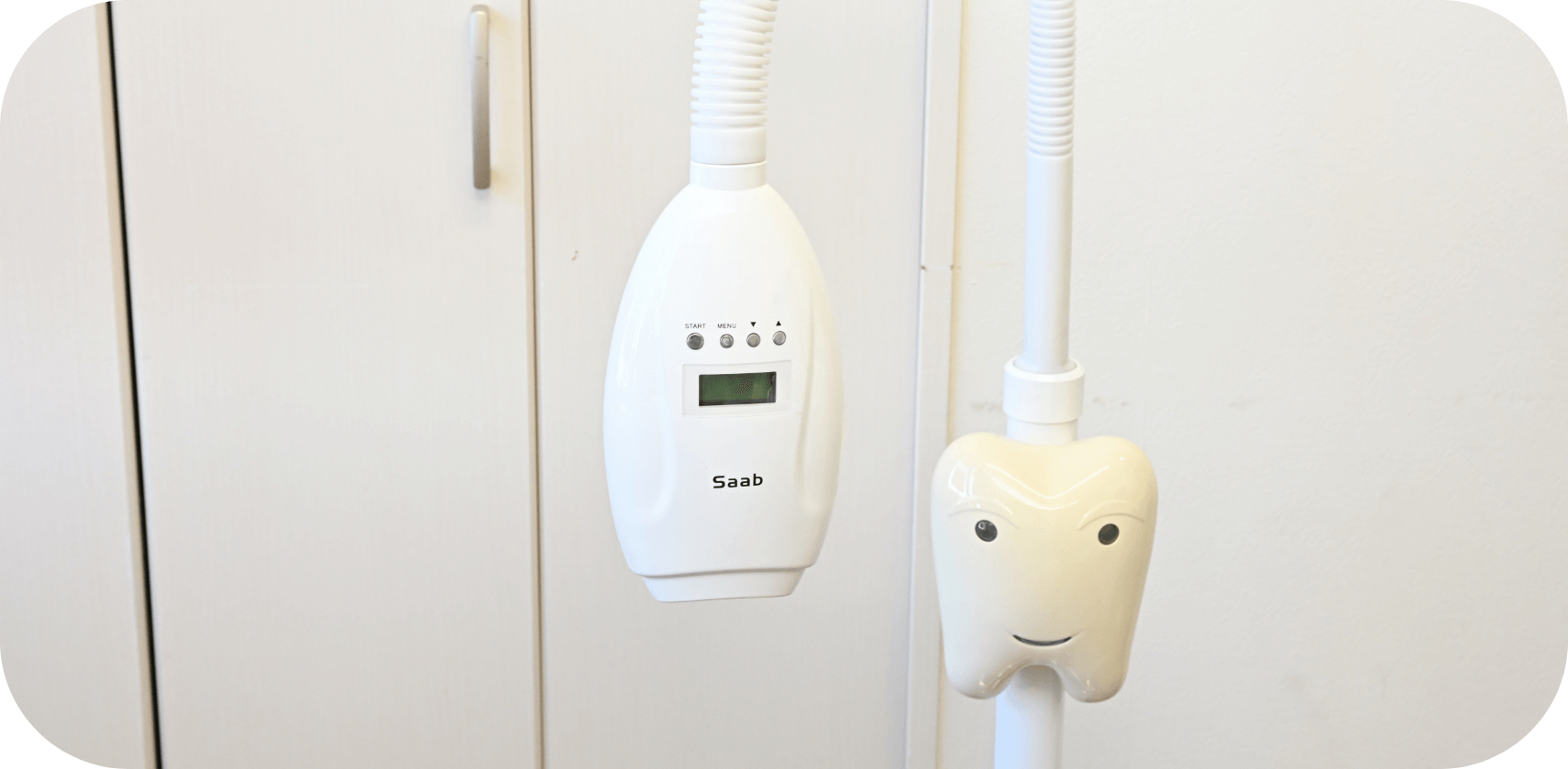 歯の形を模した可愛らしいカバー付きのホワイトニング照射器