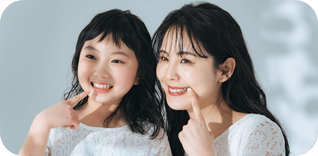 自然光の中で笑顔を見せる2人の女性が仲良く並んでいるシーン