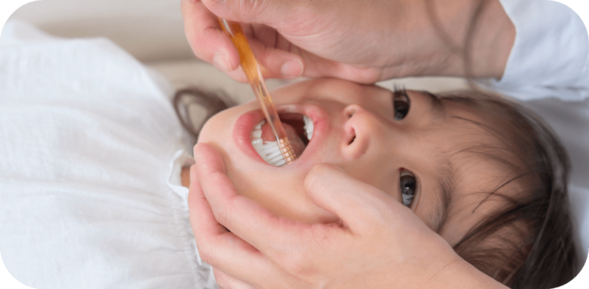 口を開けて診察を受ける子ども