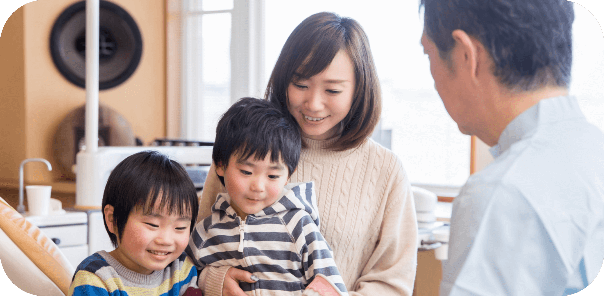 親子で歯科医院を訪れ、楽しそうにしている様子